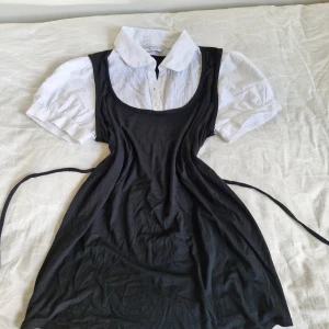 Svart och vit klänning från Dorothy Perkins - Vacker, trendig blus från Dorothy Perkins 🦋 Puffärmar och midjeband som kan dras åt och knytas baktill för att framhäva figuren  Storleken är ganska anpassningsbar tack vare snörningen, så passar M-L  Inga defekter!  Hör gärna av er vid frågor :)