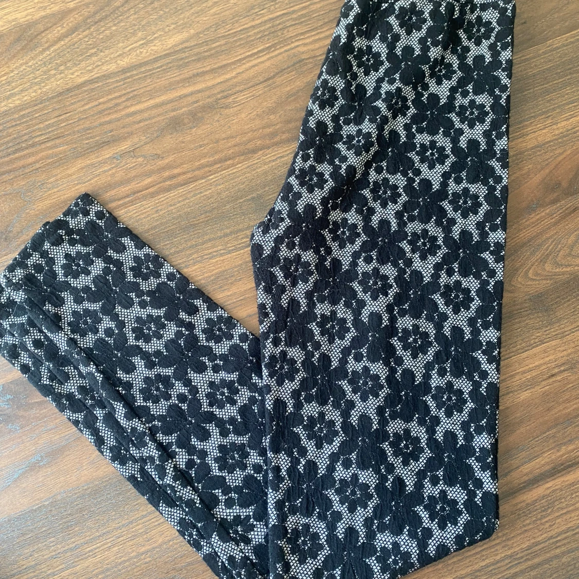 Svarta mönstrade byxor