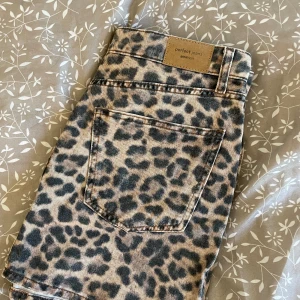 Leopard kjol - Super fin,aldrig använd. Slutsåld på hemsidan.