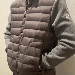 Moncler cardigan  - Tja säljer min moncler för att den är lite liten på mig skick 8/10 en skada på armen men syns inte bara om man tänker på det skriv till mig vid frågor eller funderingar 