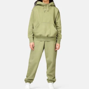 Nike set  - Superfint Nikeset. Det är endast provat så i väldigt fint skick. Fick det i julklapp för några år sedan. Både byxa och hoodie är i storlek xs men modellen är oversized. 900kr för hoodie och byxa, pris kan diskuteras.