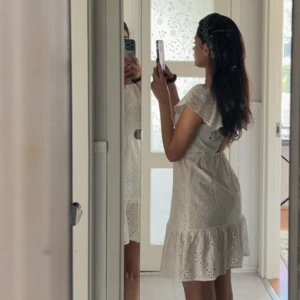 Studentklänning, vit klänning - En oanvänd klänning (prislappen finns kvar) med öppen rygg🤍 Nypris 500kr