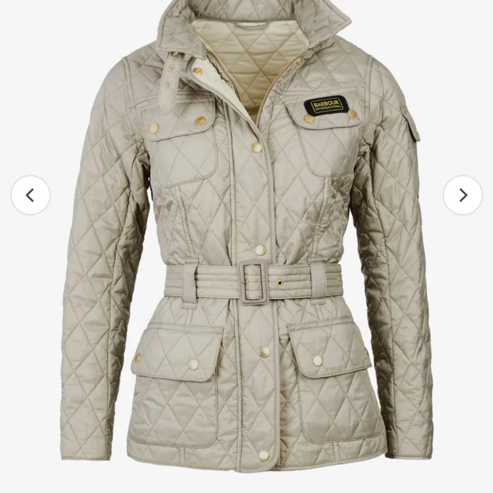 Jätte fin oanvänd barbour jacka. PRISLAPPEN finns kvar!  I storlek M. Nypris 2500kr men säljer för 800kr  Lånad bild skriv för fler bilder! . Jackor.