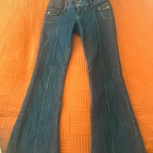 Jeans - Jätte fina lågmidjade jeans som tyvärr har blivit för små för mig💕  Innerbenslängd: 73 cm Midjemått: 37,5 cm