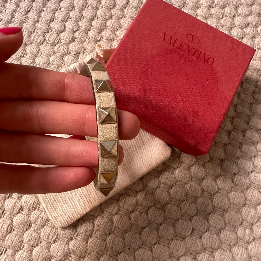 Fint valentino armband som är lite slitet men inget man tänker på, box och äktahetsbevis medföljer🌸🩷. Accessoarer.