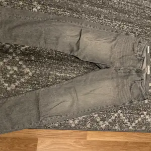 Säljer min fräscha Jack & Jones jeans som är använda fåtal gånger mycket bra skick! Storlek 34-32