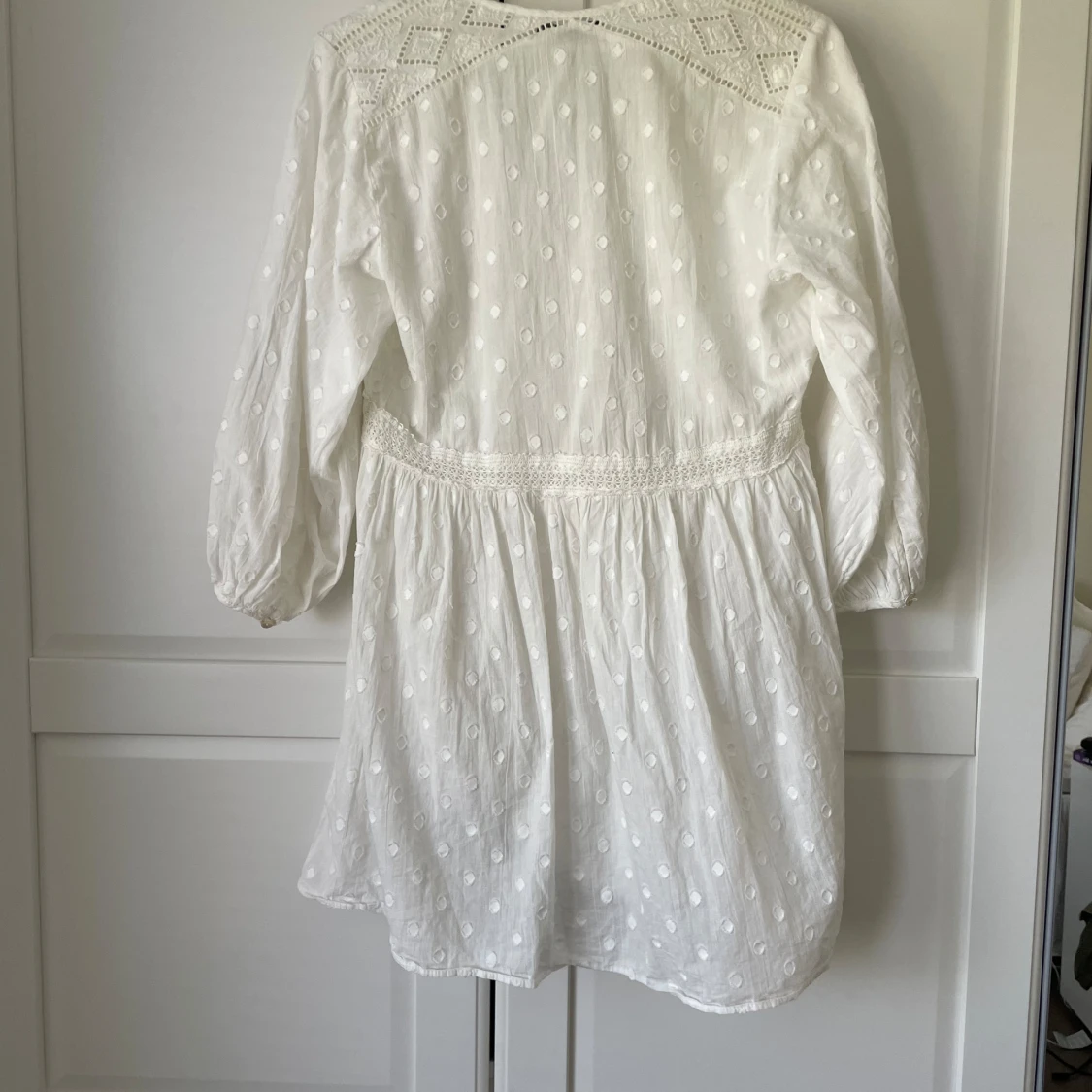 Vit blommig klänning med spetsdetaljer - 90