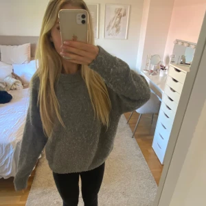 Stickad tröja  - Säljer denna fina stickade tröjan köpt i en spansk butik 💘💘 den är lite nopprig annars fint skick 🙏 skriv om du har några funderingar eller är intresserad att köpa! Säljer billigt då jag måste göra mig av med massa kläder så första till kvarn🙌