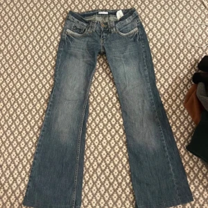 Snygga lågmidjade bootcut jeans - Säljer dessa jättesnygga jeans då dom var för små för mig. Tidigare köpta från Vinted inga defekter.💞 midjemått: 34cm innerbenslängd: 72cm💖