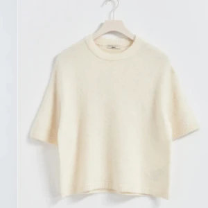 Stickad T-shirt  - Säljer denna superfina stickade t-shirten från Gina Tricot. Jag köpte den här från plick men har själv användt den 1 gång, den är i superbraskick och har inga defekter.💕💕