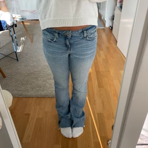 Bootcut jeans - Lågmidkade utsvängda jeans från zara, storlek 36!