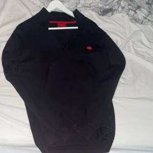 Hugo hoodie - Tjena nu säljer jag en skit snygg half zip från Hugo den är i bra skick utan några skador (Nypris ca 1000-1500 mitt pris 500) (Priset går att diskuteras)👍🏼