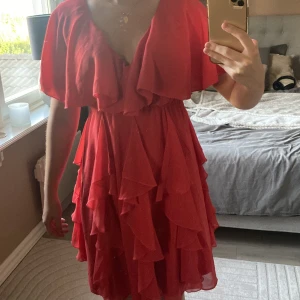 Volang klänning - Jätte fin volangklänning från asos✨  korall röd färg✨