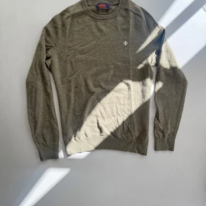 Morris tröja - Grön Morris tröja i storlek M. Använd men i bra skick. Ända nackdelen är ett hål vid magen. Tveka inte att skriva ifall du undrar något! 