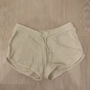 Shorts från Intersport, etirel Ljusgröna med vita band på sidan  Storlek xs Sparsamt använda, väldigt sköna och mjukt tyg  Går att använda både till vardags och för att träna med