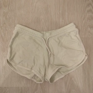 Shorts  - Shorts från Intersport, etirel Ljusgröna med vita band på sidan  Storlek xs Sparsamt använda, väldigt sköna och mjukt tyg  Går att använda både till vardags och för att träna med