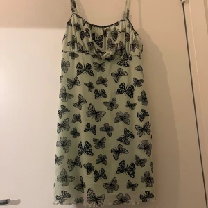 Klänning från Bershka - Använd 5 ggr, bra skick! Jättesöt med fjärilar.