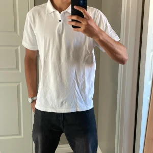 Vit pikétröja från Massimo Dutti - Säljer en stilren vit pikétröja från Massimo Dutti. Den är i extrafin piqué och har en klassisk krage med två knappar. Perfekt för både vardag och lite finare tillfällen. Det står Storlel XL på den men skulle snarare säga att den är nånstans mellan M-L då den nästan passar mig som är 180cm och ca 70kg