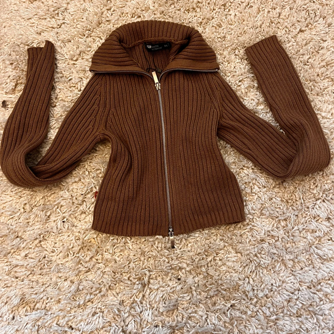 Brun stickad kofta med dragkedja