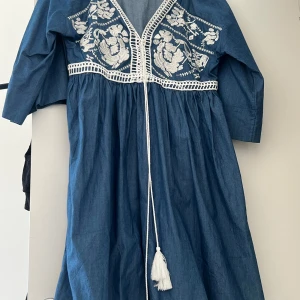 Blus  - Blus säljes!  Nypris: 800kr säljes för 300kr