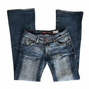 Lågmidjade bootcut jeans - Lågmidjade bootcut jeans från miss sexy, snygga detaljer på fickorna och cool wash. Midjemåttet är 41 cm rakt över och innebenslängden 83 cm❤️Köp gärna via köp nu, annars går det super att mötas upp i Stockholm🫶🏼 