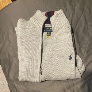 Ralph lauren full zip kofta 10-12 år 155 cm - 10/10  skick som ny 10-12 är gammal=150-160 cm lång 