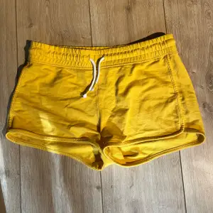 Gula mjukis shorts, Midjemått: 36,5cm men kan knytas mindre, är även ganska stretchiga så kan passa större. Hela shortsens längd är 24cm!! De har storlek 170!!❤️❤️ 