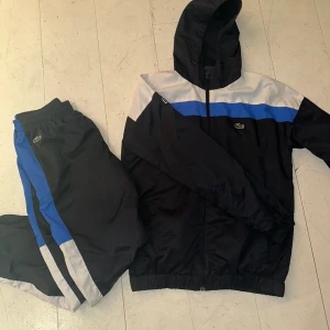 Lacoste Tracksuit - Snygg Lacoste tracksuit som är perfekt till hösten. Nyskick. Storlek M. Skriv om du har några frågor.