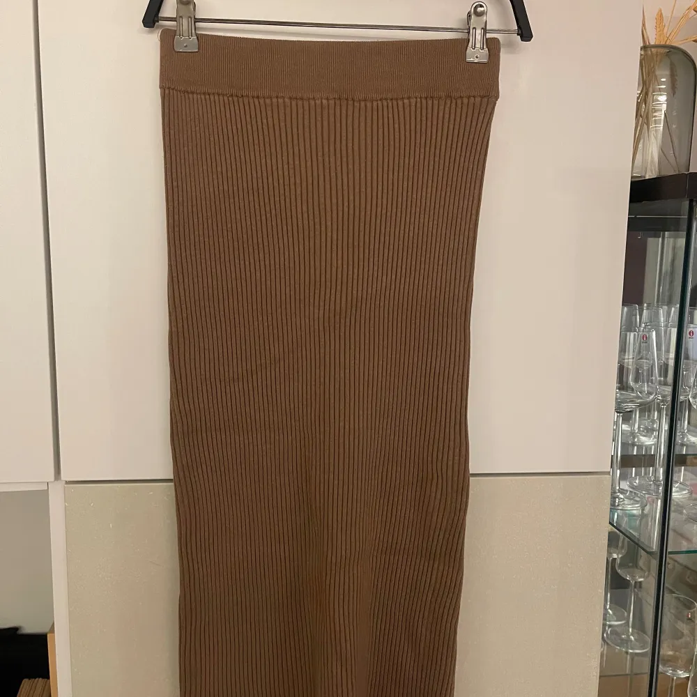 Beige finstickad kjol från h&m i strl xs. Köp både tröja och kjol för 200kr. Kjolar.