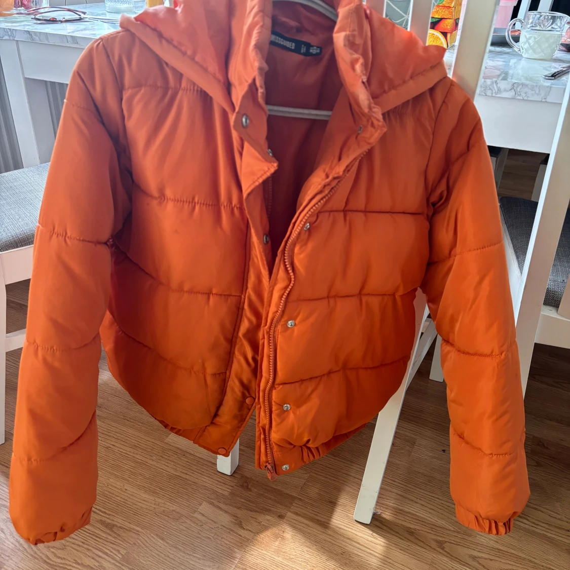 Orange pufferjacka från Missguided