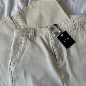 LXA jeanskjol - Säljer min LXA jeanskjol som tyvärr va för liten för mig och som jag tyvärr inte hann skicka tillbaka, därav helt ny med lappen kvar! Dvs aldrig använd bara testad Sjukt snygg och skönt material! Nypris 890kr exklusive frakt! Cremefärgad!
