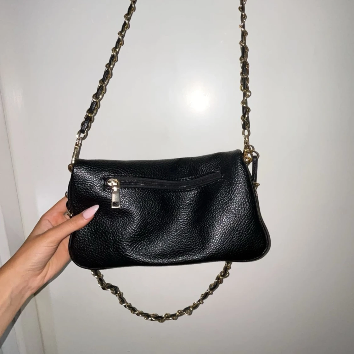 Svart väska med guld - 90