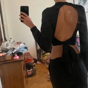 Tröja med knyte - Tröja med öppen rygg som man knyter, storlek står inte men skulle gissa på S 