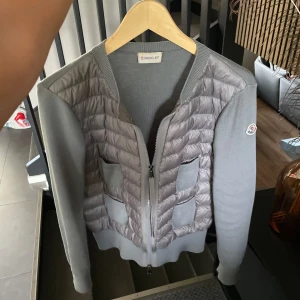 Moncler cardingan  - Intressekoll!! Skriv vid frågor eller funderingar 💞