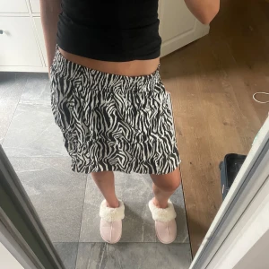 Zebramönstrad kjol - Säljer denna zebramönstrade kjol för 79 kr(inklusive frakt) som är i mycket bra skick!💗🙌🏼 Storlek 158/164, köpt på Kappahl💕