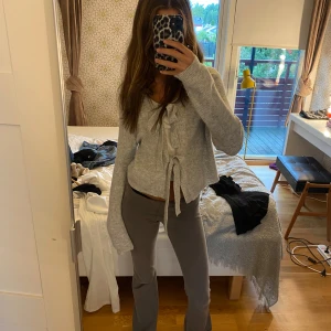 kofta med rosett - helt ny, aldrig använd eller tvättad från missäy 💕 one size men skulle gissa på S/M