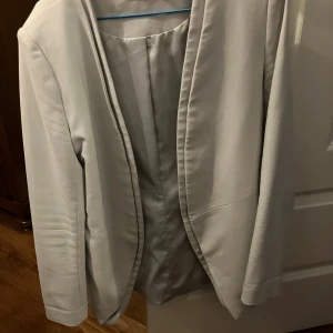 Wera kavaj  - Wera kavaj i ljus ljust grått  Strl 38 Fint skick