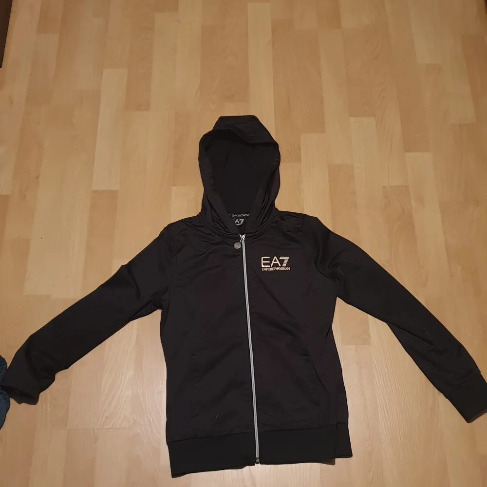 Den är använd 2 gånger men den var för liten.. Hoodies.