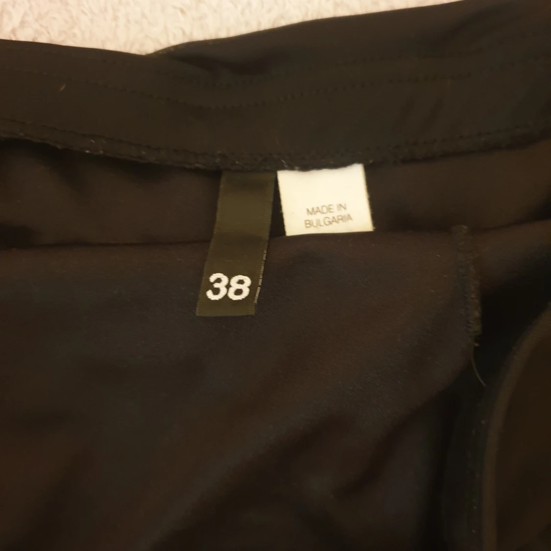 Svart axelbandslös klänning - 90