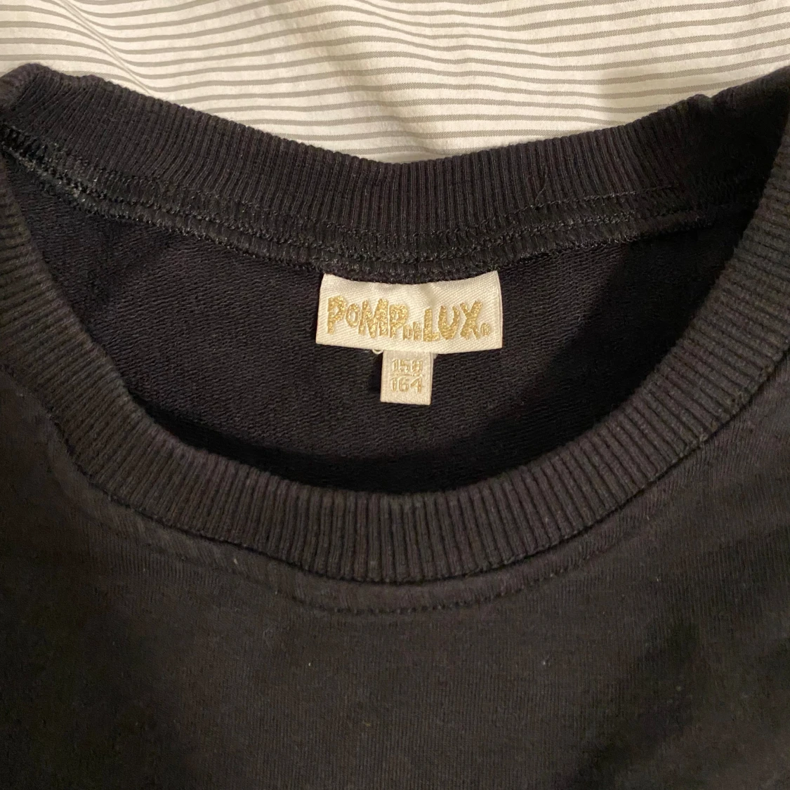 Svart tröja med volanger - 92