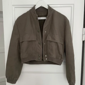 Zara bomberjacka  - Strl XS. Khaki/grön. Använd ett fåtal gånger. 