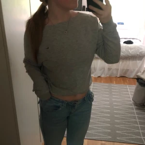 Grå tröja - grå långärmad tröja med klippt urringning i storlek S