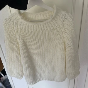 Stickad tröja  - Tjock och gosig perfekt nu när det börjar bli kallare🥰 köpt i en butik i Italien för 700kr🎀