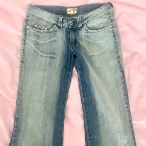 Coola unika vintage jeans - Jätte fina unika lowrise jeans i super bra skick!! Midjemått 38 cm rakt över och innerbenslängd 78 cm<3