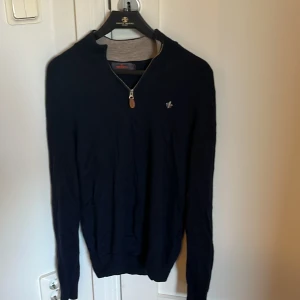 Morris stickad tröja med Zip - Storlek S och funkar även för XS. Skön fräsch tröja med zip i gott skick. Säljs till bra pris.