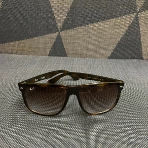 Rayban boyfriend - Rayban boyfriend i topp skick 9,5/10. Använda 4 gånger och köptes nya för nån månad sen. Skriv vid frågor🙌.