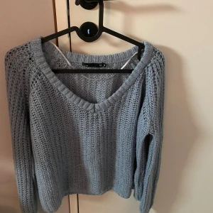 Ljusblå stickad tröja från Zara - Säljer en superfin ljusblå stickad tröja från lager157. Den har en snygg v-ringning och är perfekt för både höst och vår. Tröjan är i storlek XS och har en mysig, lite loose passform. Perfekt för att hålla sig varm och stilren samtidigt! Hör gärna av er vid frågor eller fler bilder💕