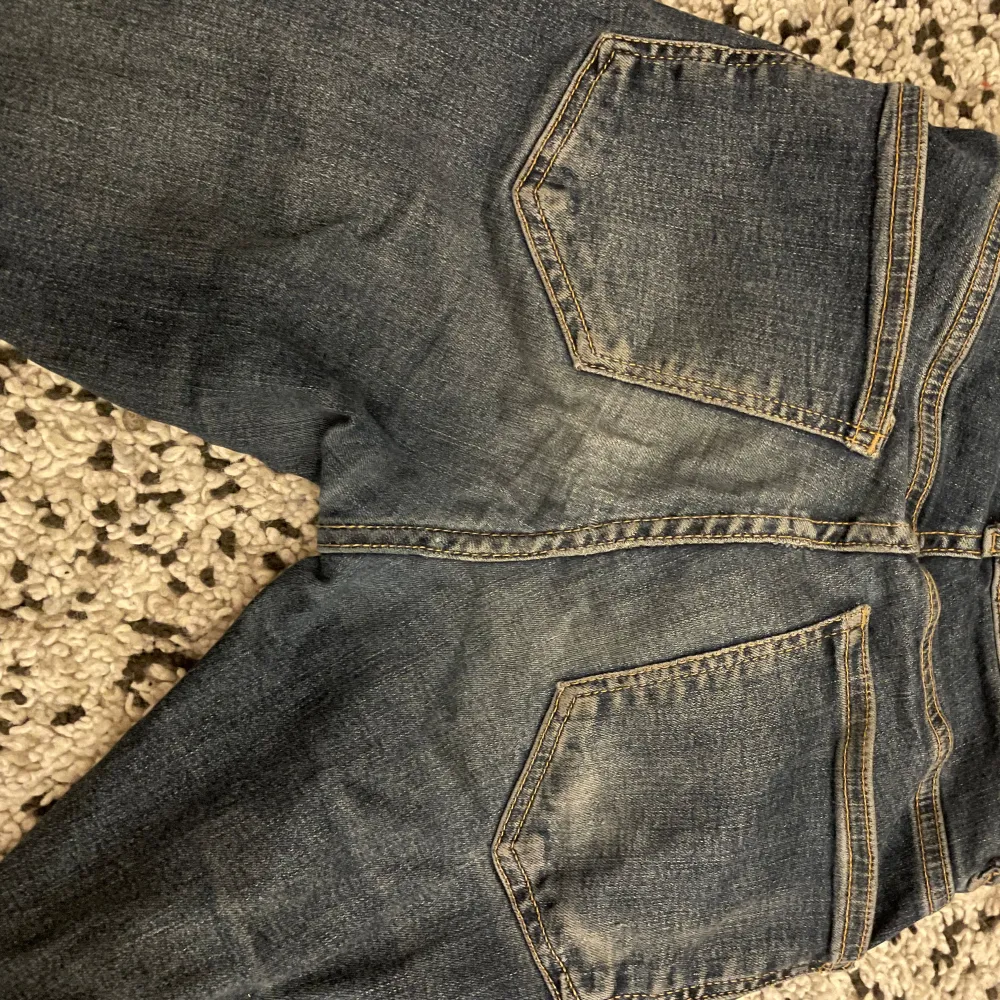 Jätte fina ginatricot jeans. använd men inga hål men är lite tunnare i back. Lågmidjade storlek 32/xs,s. . Farkut & Housut.