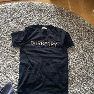 Burberry t-shirt - 10/10 skick