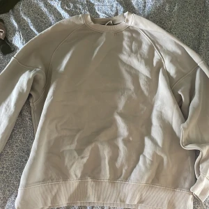 Beige tröja - Mysigt beige tröja från pull&bear . Perfekt för dagar där man är hemma och vill har någonting varmt på sig ! Har aldrig använt den !